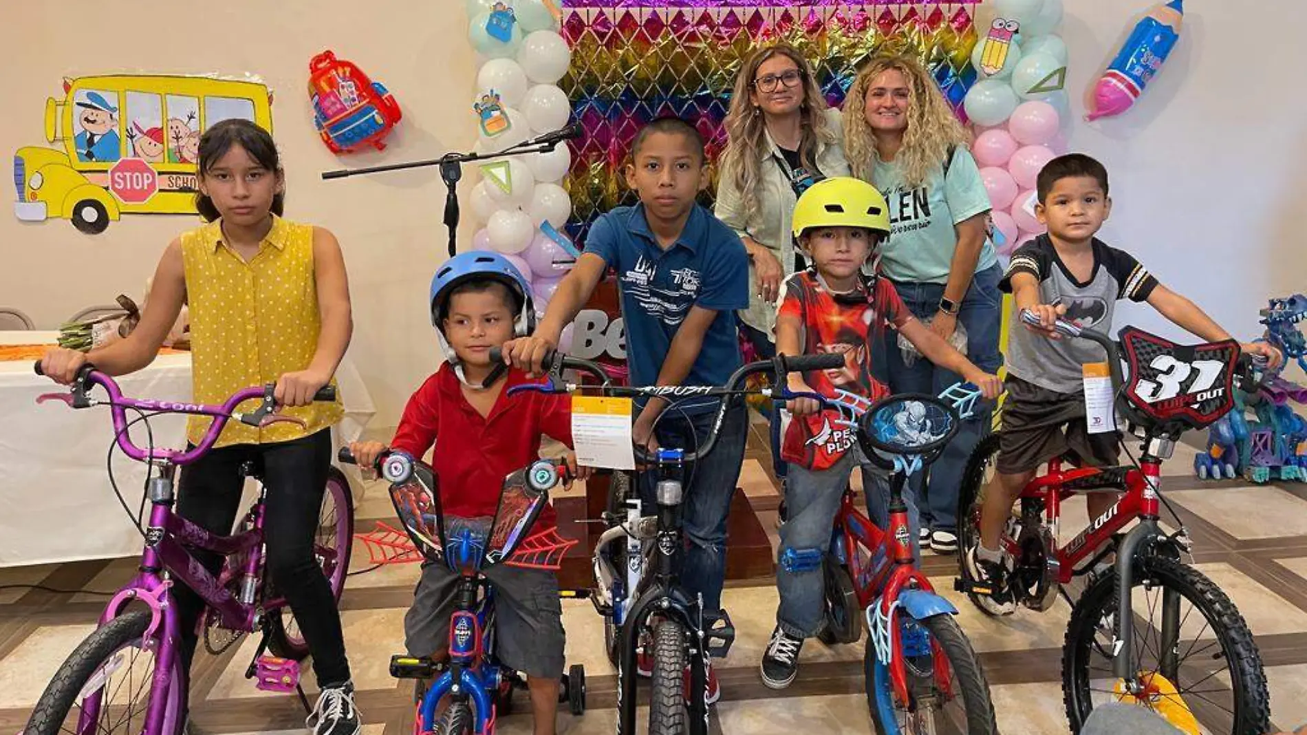 Niños de la colonia Topahue, recibieron mochilas y útiles escolares